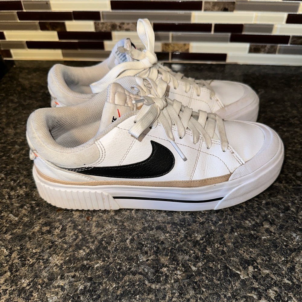 NIKE COURT LEGACY LIFT SNEAKER